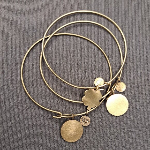 Simply Me 🦋☘️👣 bracelet trio bundle - Picture 3 of 5